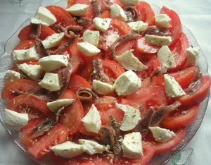 Карпаччо из тунца с помидорами